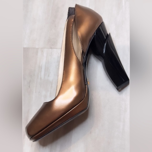 Vintage Prada pumps with square toe and chiseled heel - Picture 1 of 12